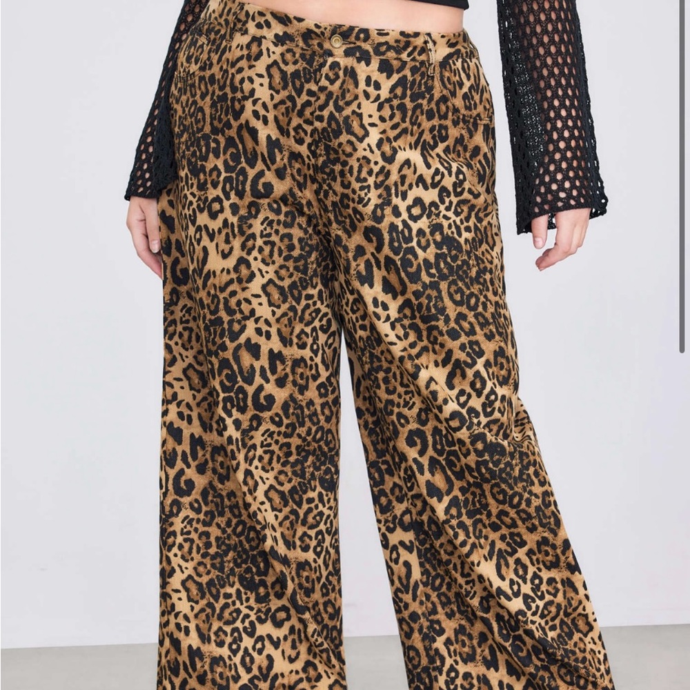 Plus leopard/cheetah wide leg pants
